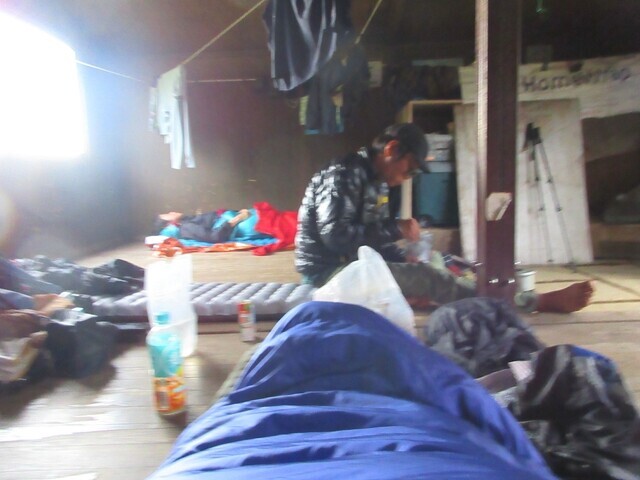 美瑛富士避難小屋で宿泊している様子と広さ