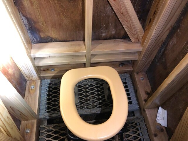 美瑛富士避難小屋の携帯トイレブースの様子