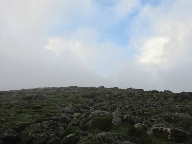 美瑛岳までの登山道とゴーロ地帯の様子