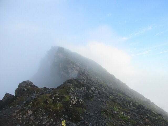 美瑛岳山頂に至る稜線の景色