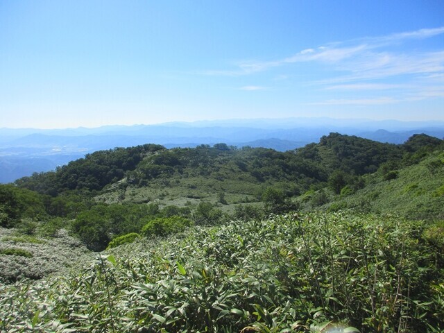 芦別岳から登り振り返っての熊の沼の景色