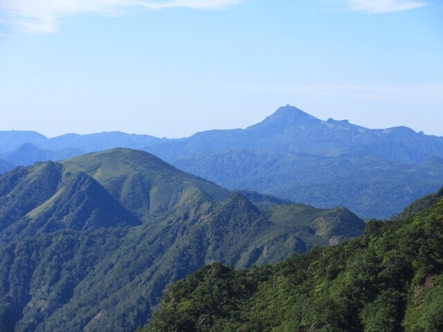 芦別岳の登山道から眺める夕張岳