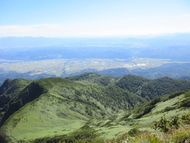 芦別岳山頂から眺める熊の沼の景色