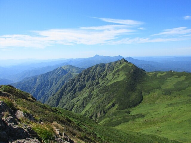 芦別岳山頂から延びる夕張岳への稜線の景色