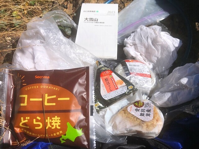 芦別岳山頂で昼食の様子