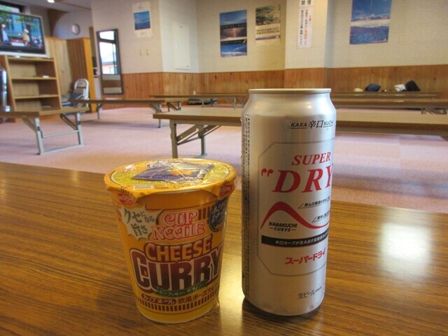白銀荘温泉で購入したビールとカップ麵