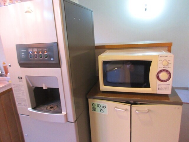 白銀荘温泉の休憩室に設置されている電子レンジと給茶機