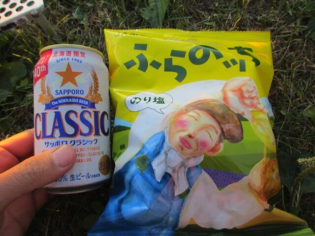 白銀荘のキャンプ場の売店で購入したふらのっちとビール