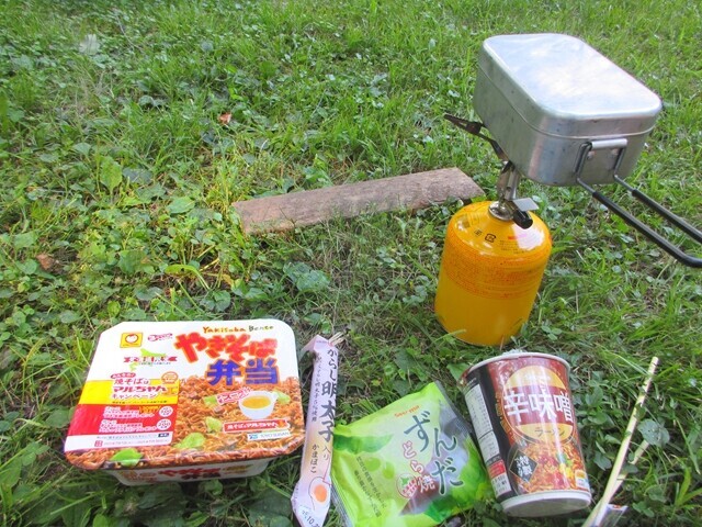 キャンプ中に作り始めた焼きそば弁当の様子