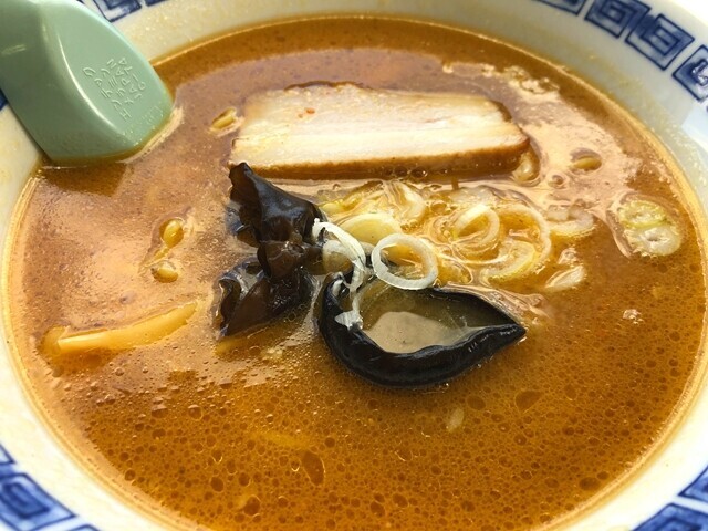山部ドライブインで注文した料理を食べてレビューの様子