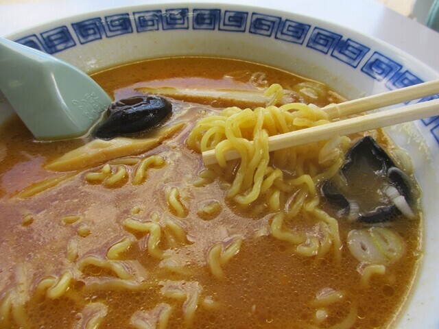 山部ドライブインで注文したラーメンを実施に食べてレビュー