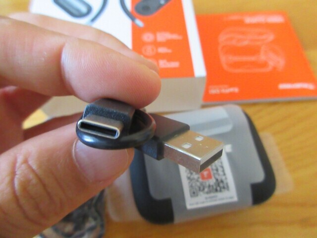 TRUEFREE EarFit DS1ワイヤレスイヤホンの充電はＵＳＢＴｙｐｅ－Ｃを使う様子