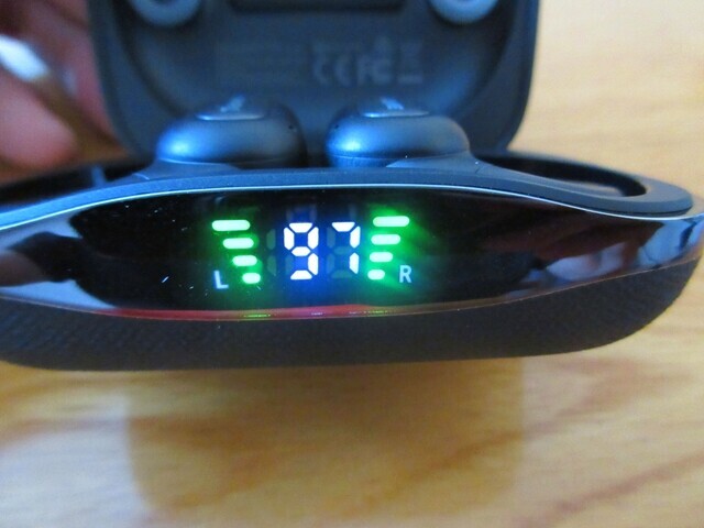 TRUEFREE EarFit DS1ワイヤレスイヤホンの電池残量の様子