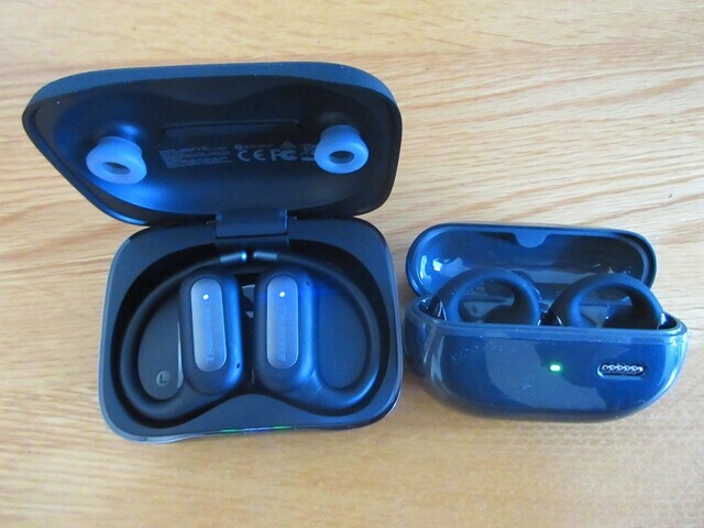 左のイヤホンがTRUEFREE EarFit DS1ワイヤレスイヤホン、右がSOUDPEATSCCイヤーカフイヤホンと比較