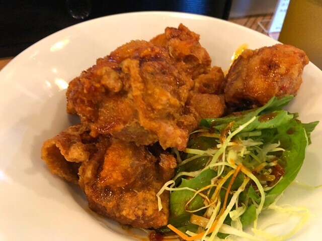 注文した関内餃子軒の油淋鶏をレビューしている様子