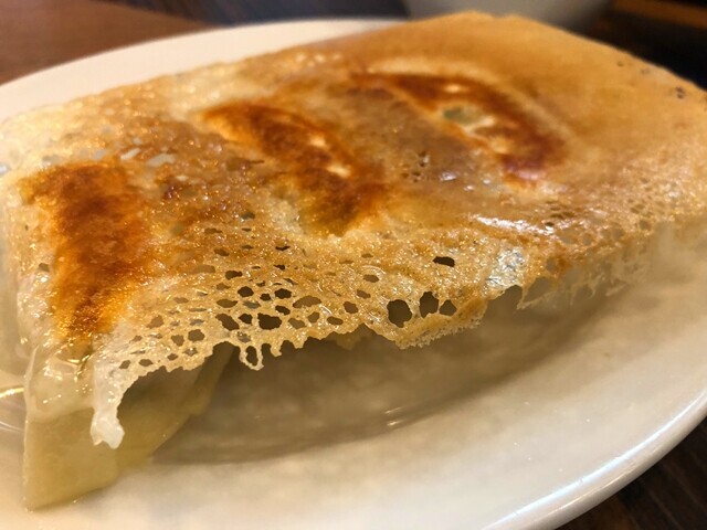 関内餃子軒で食べた餃子をレビューしている様子