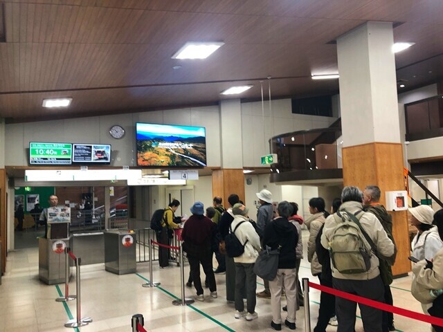 アルペンルートの立山ケーブルカー駅の様子