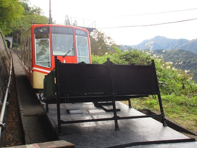ケーブルカーの前には荷物を運搬できるようボックスが連結されている様子