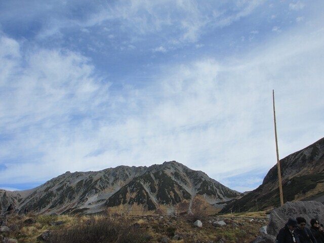 美しい立山の景色を見ながら散策の様子