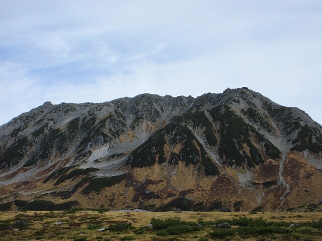 立山雄山を室堂から遠望の様子
