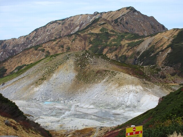 みくりが池と北アルプス大日岳の景色