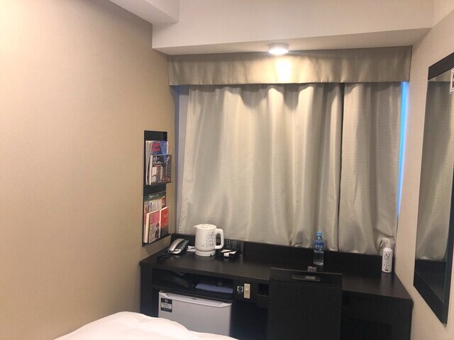 アパホテル富山駅の部屋の様子をレビューしている様子