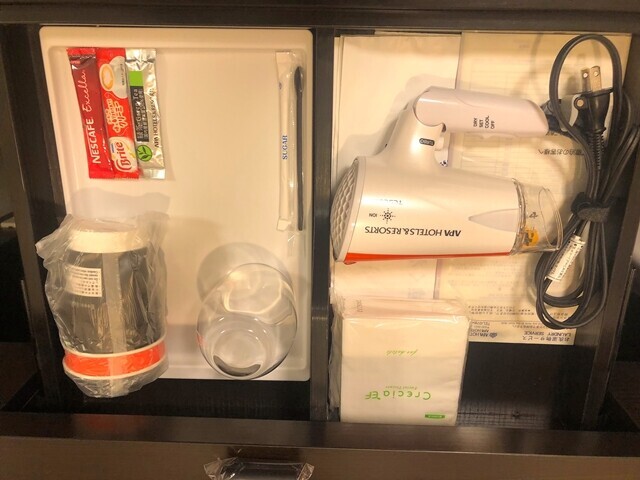 アパホテル富山駅の部屋に備え付けられているドライヤーや飲み物