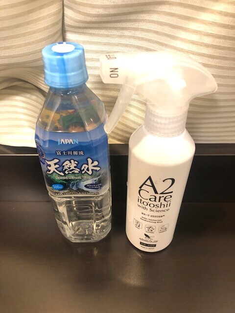 部屋には無料の天然水のペットボトルが１本サービスで置かれている様子