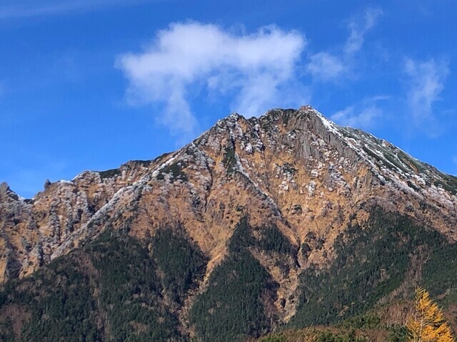 アップの赤岳の写真