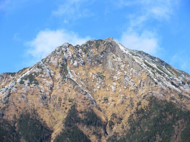 グイ角度をしている赤岳の山頂と県界尾根登山ルートの様子