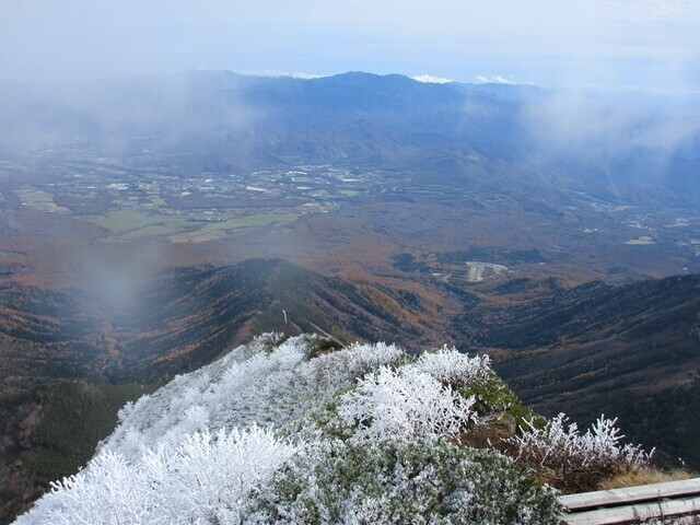 赤岳頂上山荘からの県界尾根方面の景色