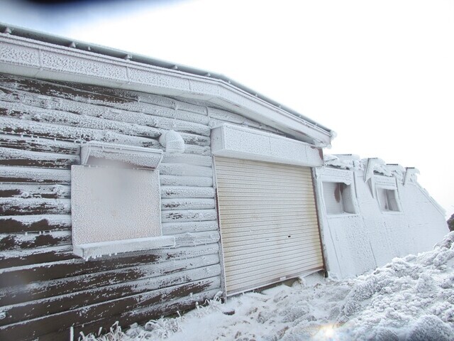 雪と凍結に染まっていた赤岳頂上山荘の様子