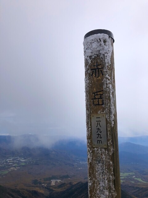 県界尾根を登り八ヶ岳の主峰赤岳の山頂に辿り着いた様子