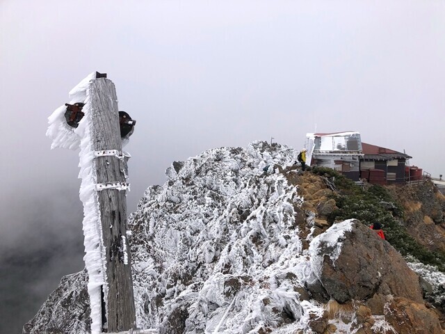 赤岳山頂のエビの尻尾の景色
