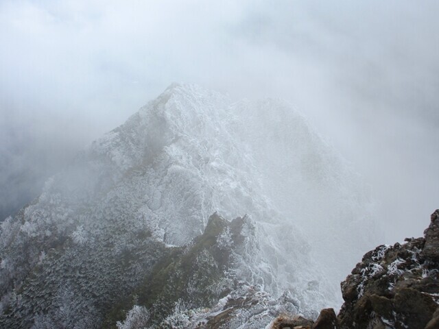 赤岳山から望む真教寺尾根方面の景色