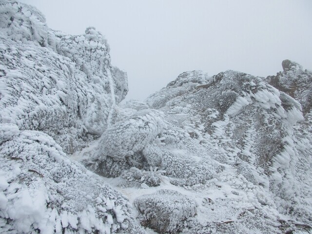 岩と氷のミックスの登山ルートで難易度の高い真教寺尾根