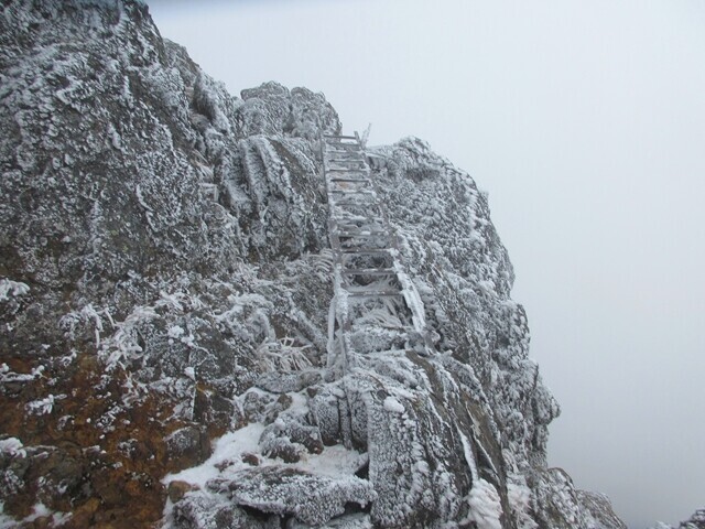 赤岳山頂から真教寺尾根の梯子