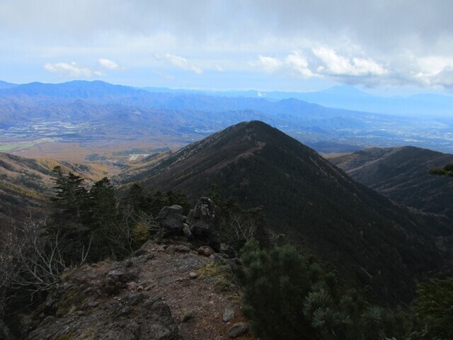 真教寺尾根から見る扇山と牛首山の景色
