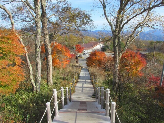 美し森の長い階段と八ヶ岳の景色