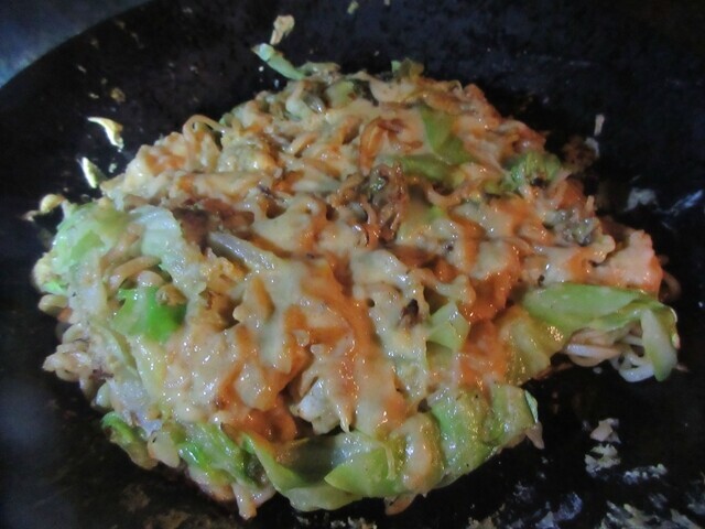 立原高原キャンプ場でお好み焼きを作っている様子
