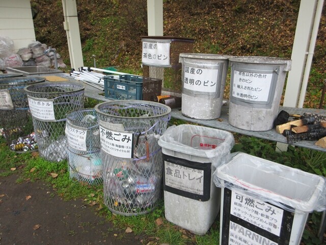 管理棟の前にあるゴミ捨て場の様子