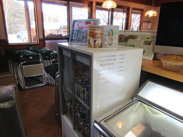 立原高原キャンプ場の管理棟の中にある売店の様子