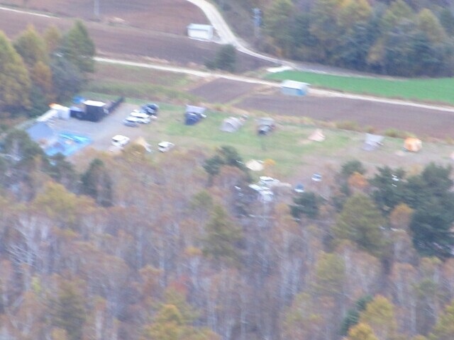 天狗山の山頂から眺める立原高原キャンプ場の様子