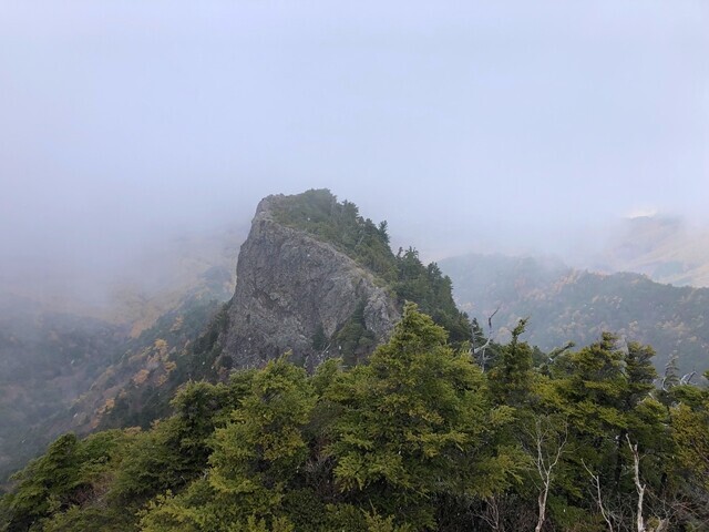 御座山山頂を目指して登山再開の様子