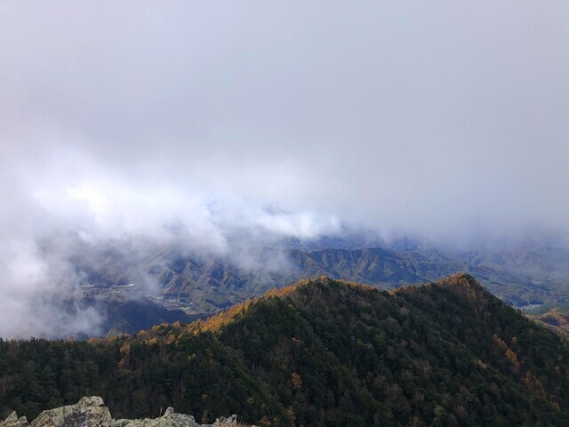幻想的な御座山山頂からの景色