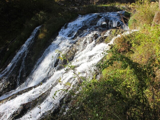 犬ころの滝から滝見の湯へ戻る様子