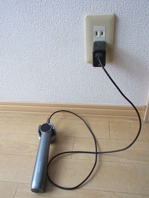 USBを使ってのバブル電動歯ブラシの充電中の様子