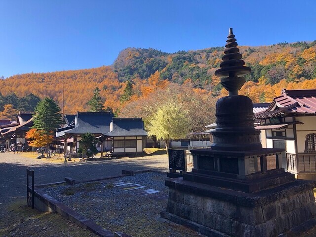 ５０丁目にある七面山敬慎院に到着の様子