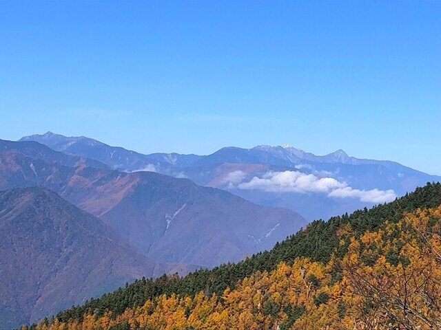 七面山方面から眺める南アルプスの塩見岳、間ノ岳、北岳景色