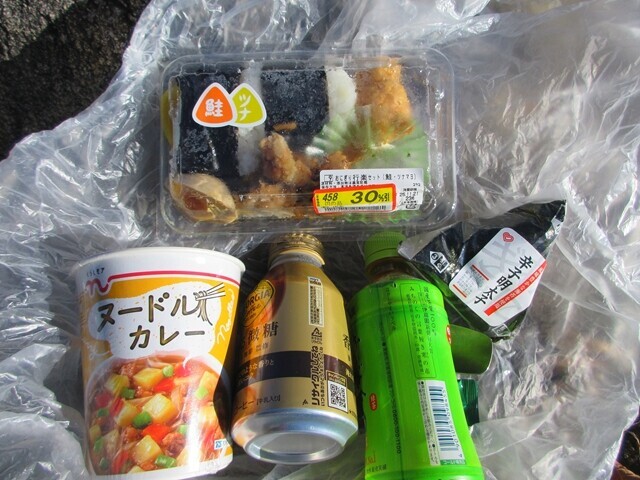 源次郎岳の山頂で昼食の様子